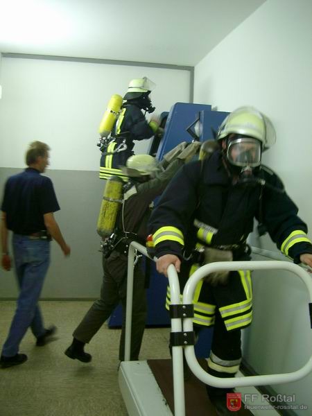 Bild 5 von 15 W&auml;hrenddessen im Trainingsraum: 50 Meter Leitersteigen, 50 Z&uuml;ge am Schlaghammer und 500 Meter Laufband.