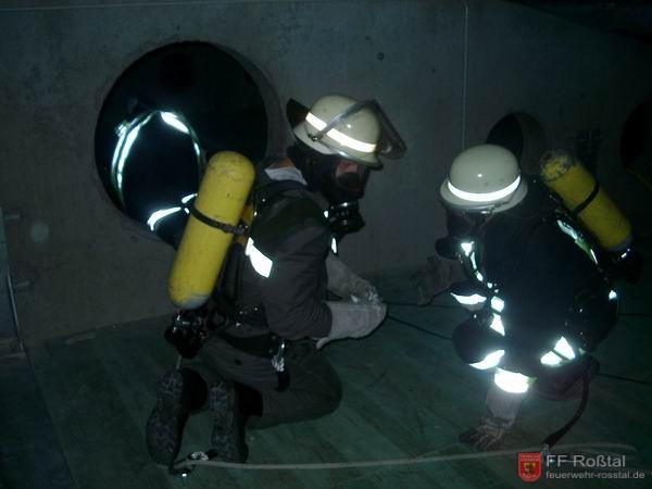 Bild 10 von 15 Am Dachboden m&uuml;ssen derweil bei v&ouml;lliger Dunkelheit vermisste Personen gefunden werden.