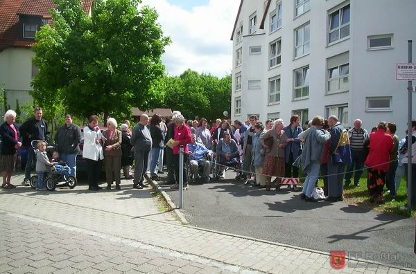 Bild 3 von 18 Aufgrund der verzögerten Alarmierung mussten die Heimbewohner lange im Freien ausharren.