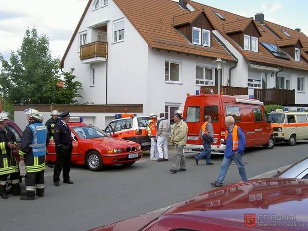 Bild 17 von 18 Fahrzeuge von links nach rechts: ELW der FF Roßtal, ELW des OrgL, UGÖEL des Landkreises und UG San EL