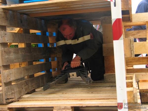 Bild 3 von 10 Als erstes Hindernis musste eine Schiebet&uuml;r mit dem Spreizer ge&ouml;ffnet werden.