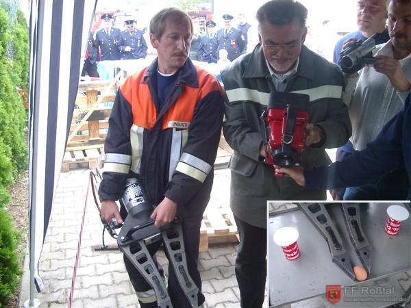 Bild 4 von 10 Anschlie&szlig;end musste mittels einer W&auml;rmebildkamera das noch warme hartgekochte Ei unter einem der drei H&uuml;tchen gefunden werden.(Hier: Der 1. B&uuml;rgermeister des Marktes Ro&szlig;tal mit der W&auml;rmebildkamera)