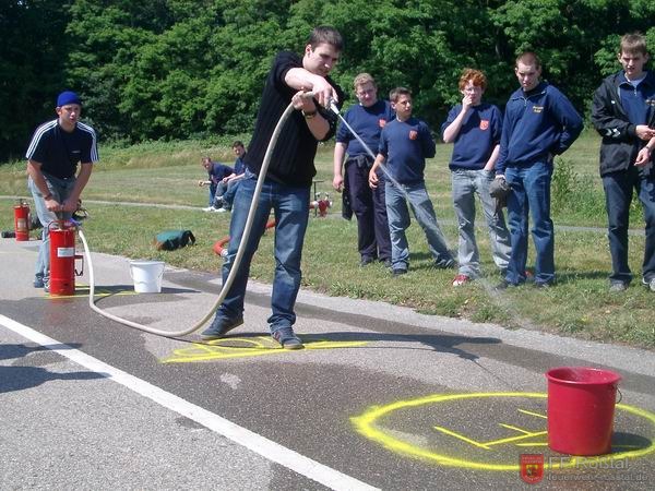 Bild 6 von 17 Hier musste soviel Wasser wie m&ouml;glich wieder in den Eimer gespritzt werden.