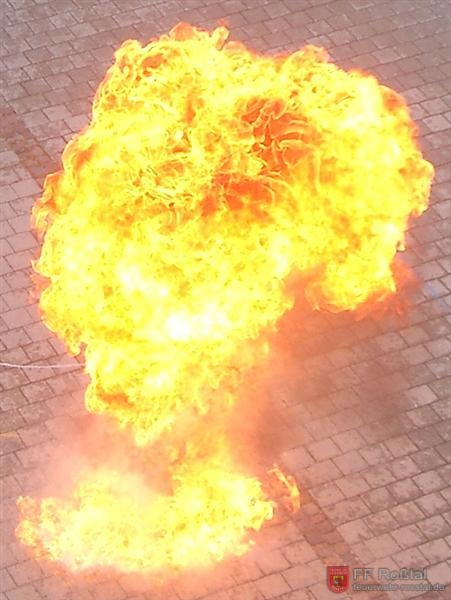 Bild 2 von 15 Eindrucksvoll: Das L&ouml;schen eines Fettbrandes mit Wasser