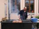 Der Grill ist angesch�rt, das Fleisch brutzelt schon.
  