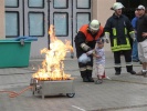 Fr�h �bt sich: L�schen eines Brandes mit dem Feuerl�scher
  